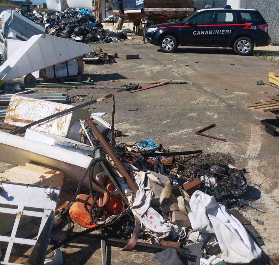 Scoperta una discarica abusiva per rifiuti speciali e non: denunciati i tre responsabili