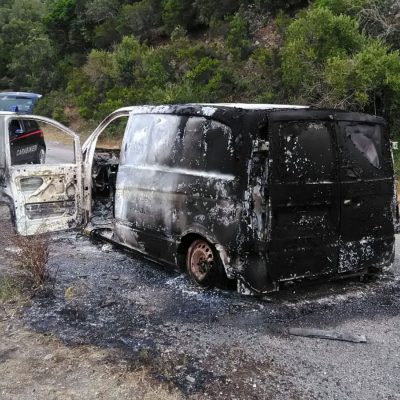 Il furgone rubato incendiato a Arzana