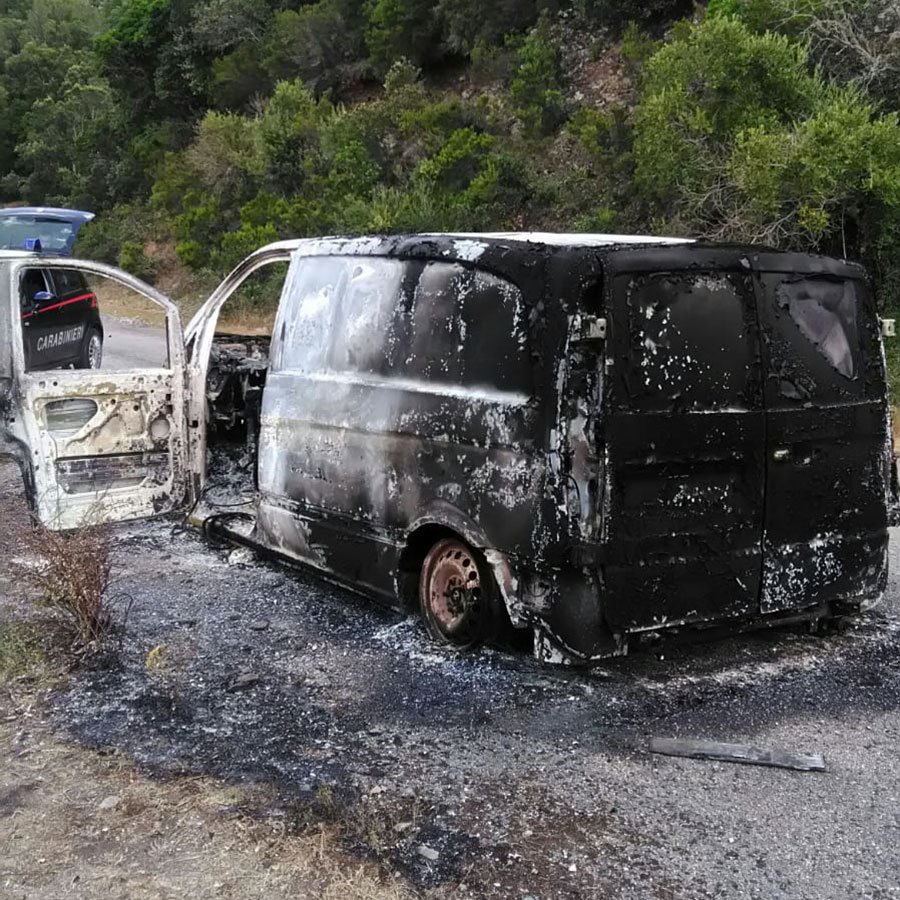Furgone rubato rinvenuto bruciato nelle campagne di Arzana