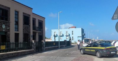 Bosa Marina, un posto di blocco della Guardia di finanza