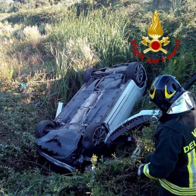 L'auto ribaltata in cunetta dopo l'incidente