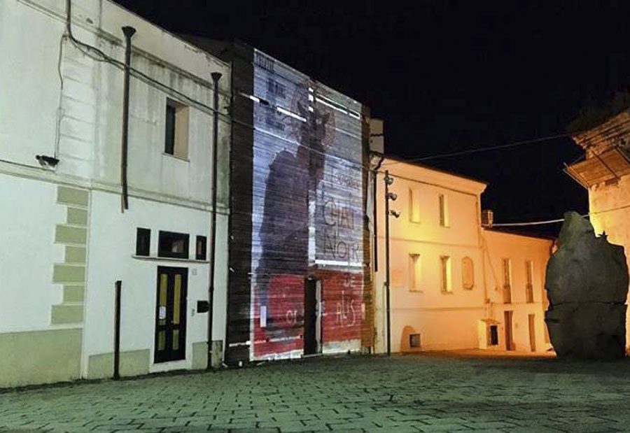 Man: sulla facciata architetture di colori e luci che evocano le opere di Toulouse–Lautrec