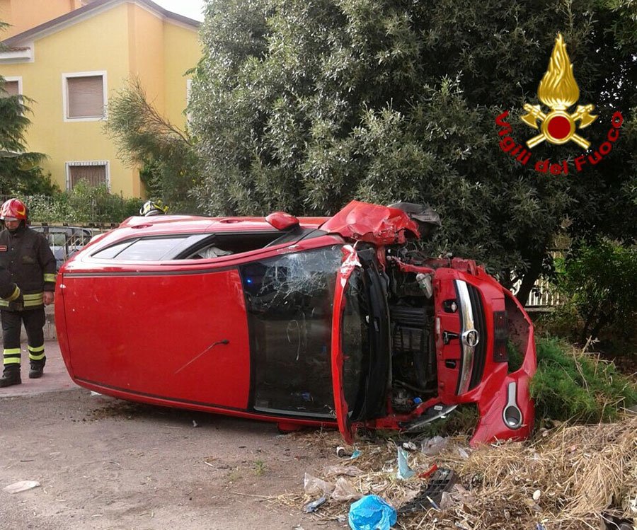 Macomer. Perde il controllo dell’auto e esce di strada ribaltandosi