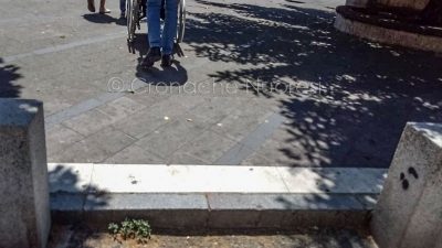 Nuoro, barriere architettoniche (foto Cronache Nuoresi)