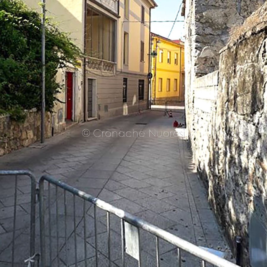 Orotelli. “Io ostaggio delle transenne”: l’edicola rischia di chiudere per colpa della burocrazia