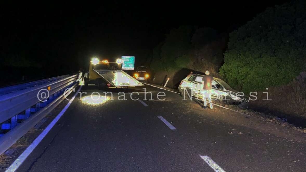 Perde il controllo dell’auto e esce di strada: ferito un giovane
