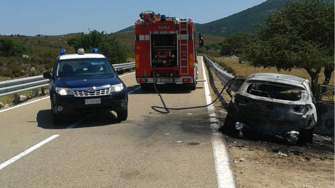 Auto in fiamme dopo lo schianto contro il guard rail: illesi i 4 occupanti