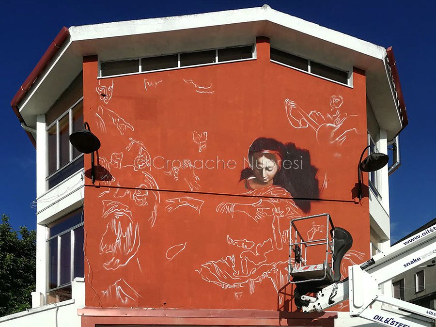 Street art. “Ravo” a Sarule e Raffaello fa capolino sulla facciata del Comune