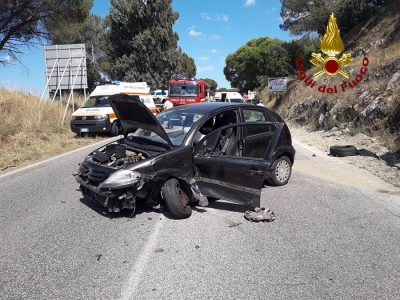 Una delle auto coinvolte nel frontale alle porte di Nuoro