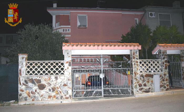 Uccide il padre a forbiciate e si autodenuncia alla mamma e alla sorella