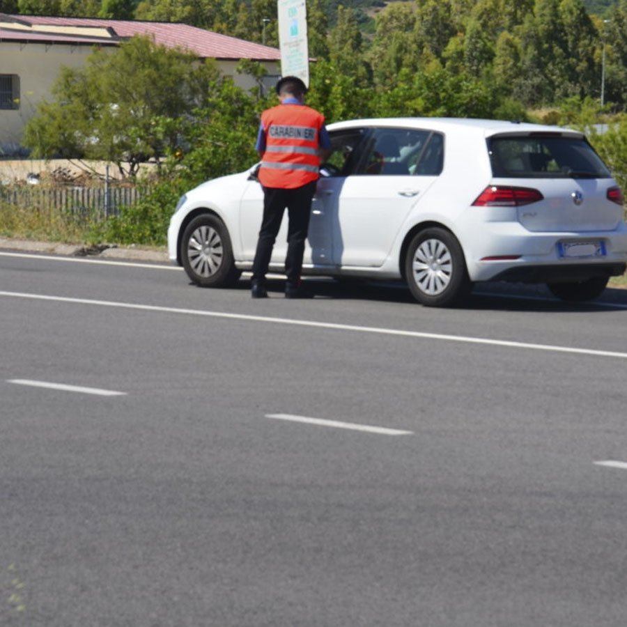 Sorpreso alla guida con hashish e coltello a serramanico: 20enne nei guai