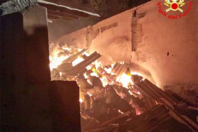 Il deposito di foraggio danneggiato dalle fiamme