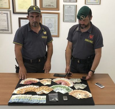 La droga e le banconote rinvenute dalla Guardia di Finanza