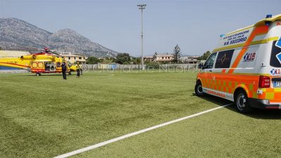 L'atterraggio dell'ellisoccorso al campo sportivo di Orosei