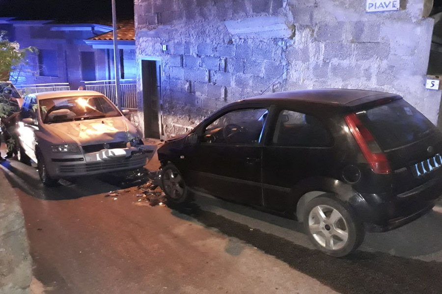 Gavoi. Scontro frontale in pieno centro abitato: due feriti