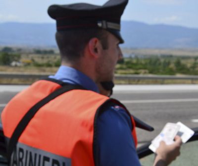 Identificazione da pate dei Carabinieri a un posto di blocco