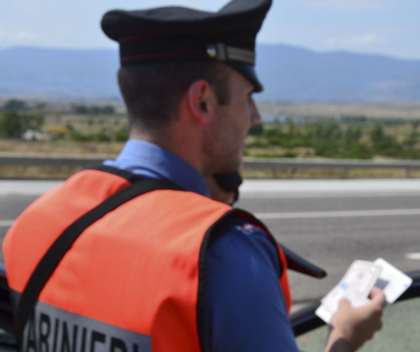 Sorpreso ubriaco al volante con tasso tre volte superiore al limite: scatta la denuncia e il ritiro della patente