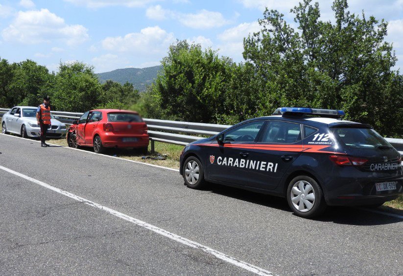 Peugeot 206 invade la corsia e si schianta contro altre due auto: due minorenni finiscono in ospedale