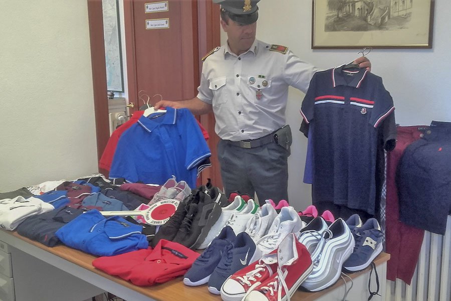 Blitz delle Fiamme Gialle in spiaggia. Ambulante abbandona la merce e si dilegua tra i bagnanti