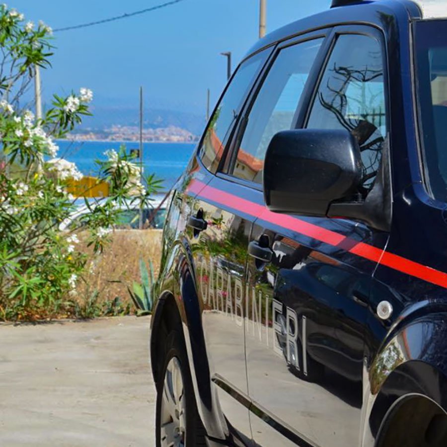 Parcheggiano in riva al mare, pieno relax e musica a tutto volume: due 20enni nei guai