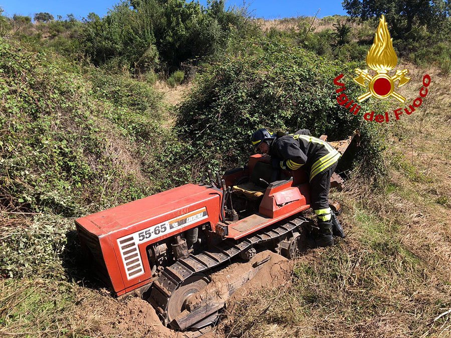 Tragedia sul lavoro: agricoltore sbalzato da trattore precipita in un dirupo e muore