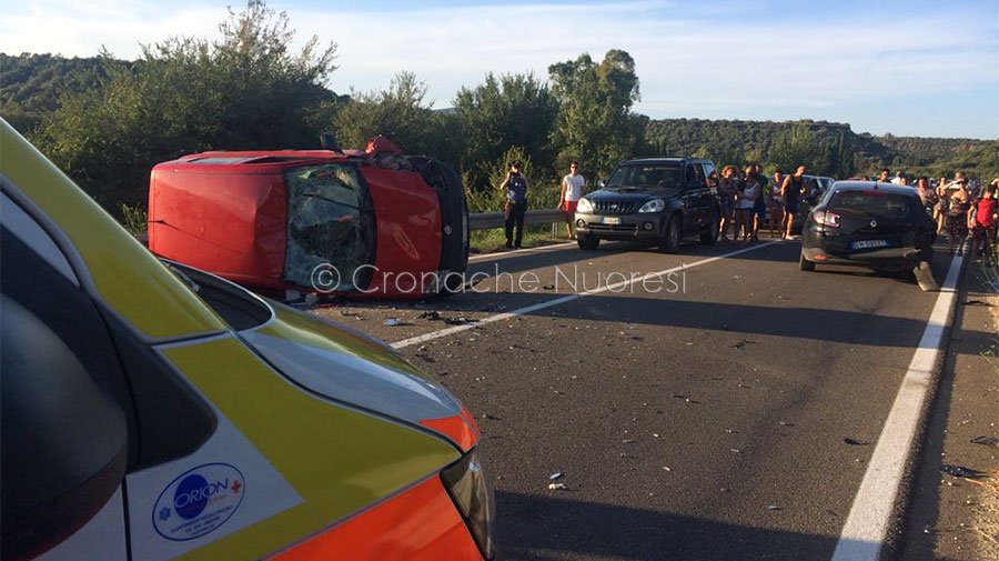 Provoca un incidente e scappa. Cinque feriti tra cui una donna di Nuoro incinta e con una figlia di due anni