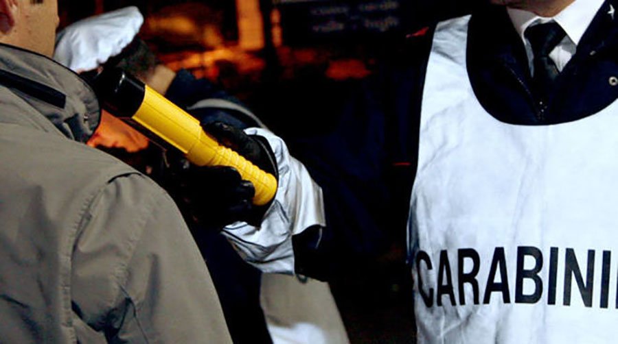 Fermato alla guida in stato di ebbrezza 25enne aggredisce i Carabinieri: denunciato