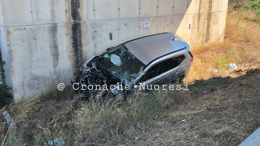 Auto fuori controllo esce di strada e si ribalta: 3 feriti tra cui una bimba