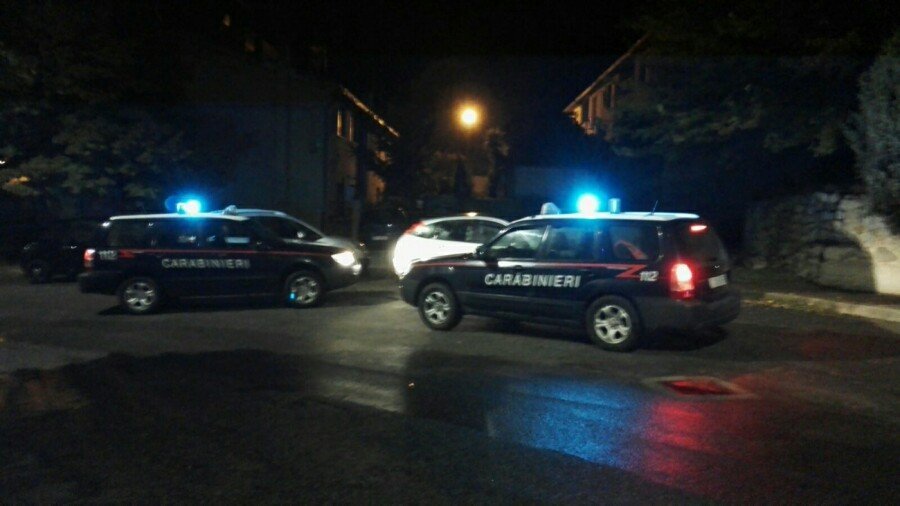 Troppo ubriaco per entrare in discoteca, danneggia un’auto: denunciato