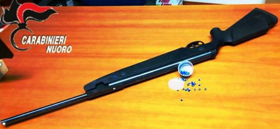 I vicini si lamentano, lui imbraccia una carabina e spara: 42enne denunciato per minacce