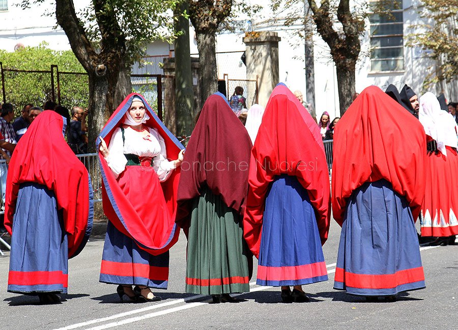 Redentore: alle 10,00 sfilano gli abiti tradizionali della Sardegna. Ecco i gruppi e la mappa del precorso