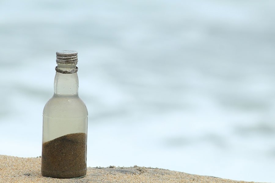 Turista beccato con una bottiglia piena di sabbia rubata in spiaggia