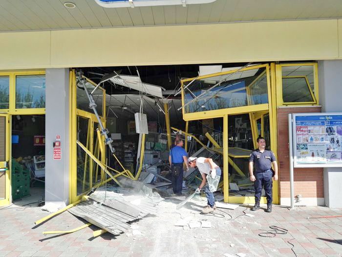 Lanusei. Fallisce l’assalto con la ruspa all’Eurospin: banditi messi in fuga da un tir