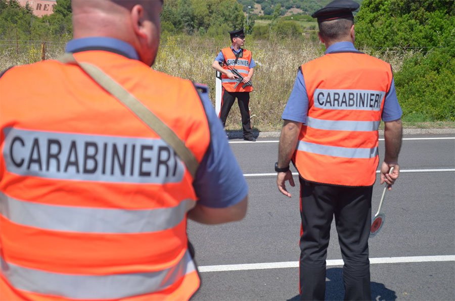 Non si ferma all'”Alt” fugge e finisce contro un lampione