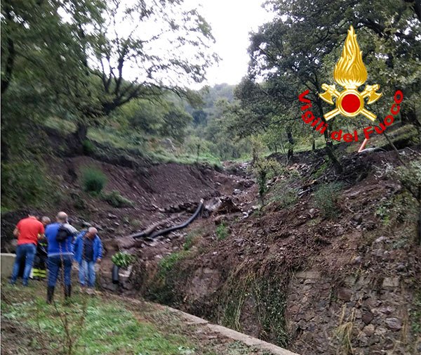 Bono, maltempo: esonda un canale di scolo e trascina due auto in sosta