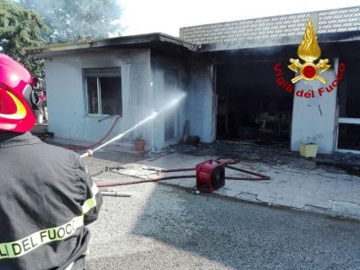 Vigili del Fuoco impegnati a domare l'incendio