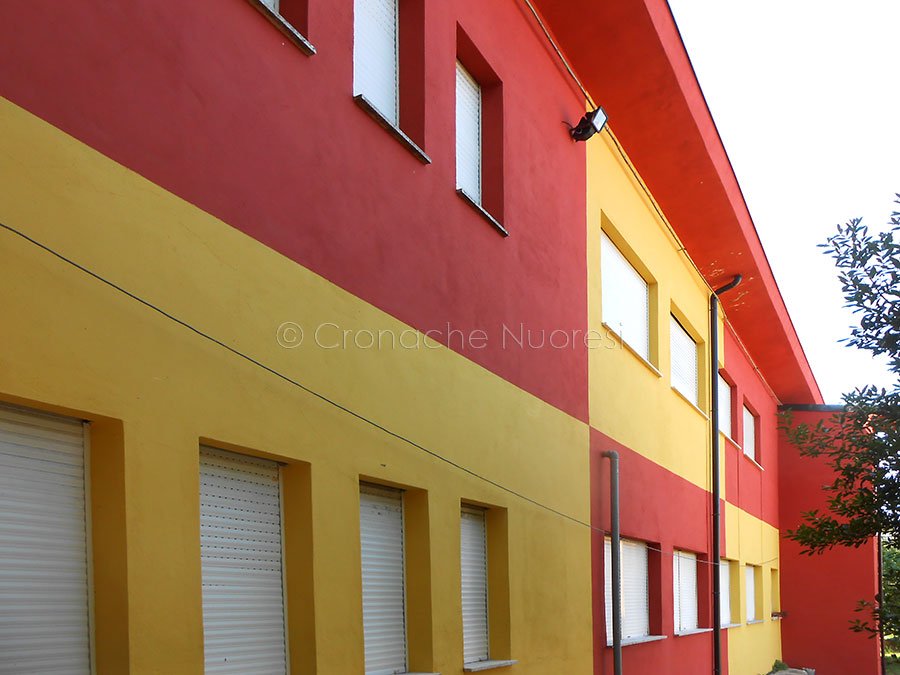 Macomer. I colori della città sulla facciata delle scuole