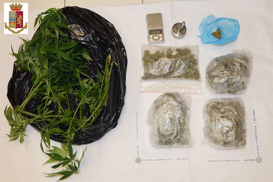 18enne sorpreso in casa con 4 involucri di marijuana, bilancino e un grinder