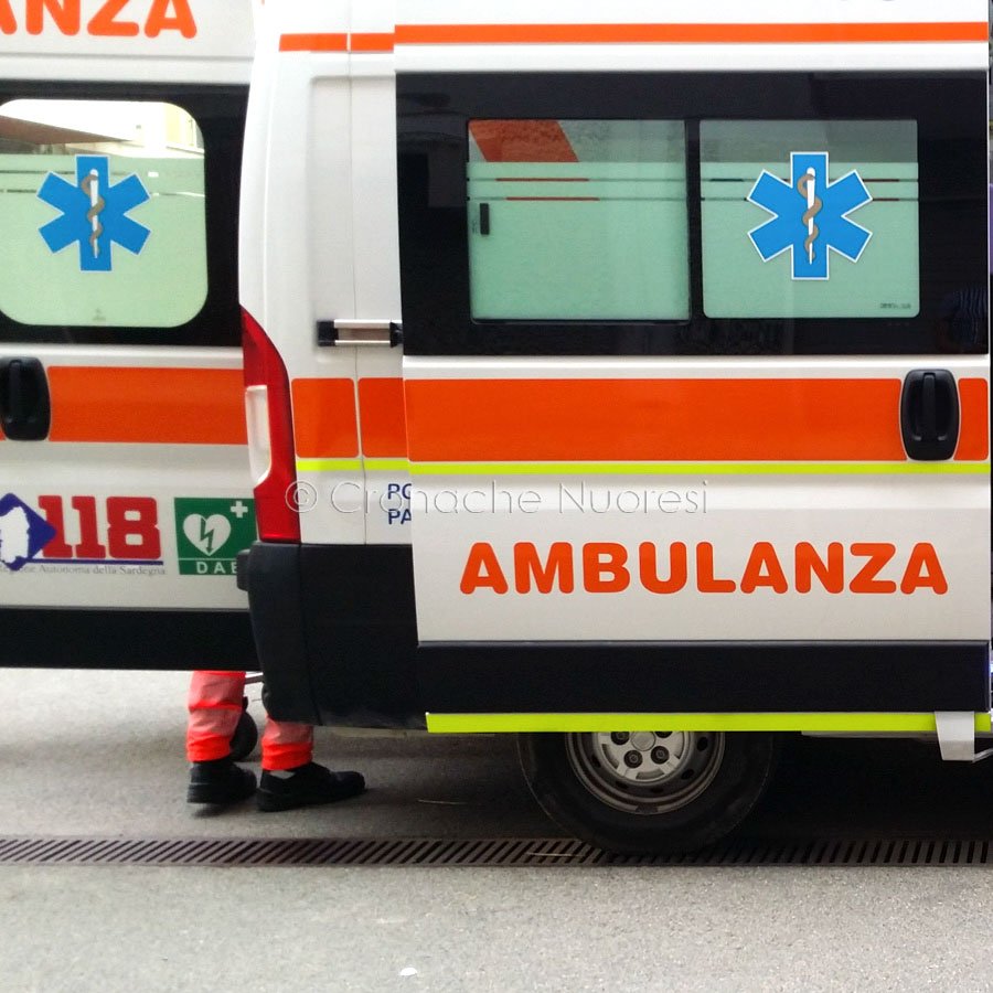 Si schianta con la moto contro un pullman: centauro 23enne ricoverato in codice rosso