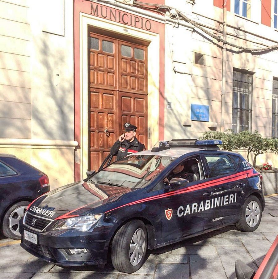 Si cala i pantaloni davanti a una donna e alla figlia 12enne: denunciato per atti osceni in presenza di minore