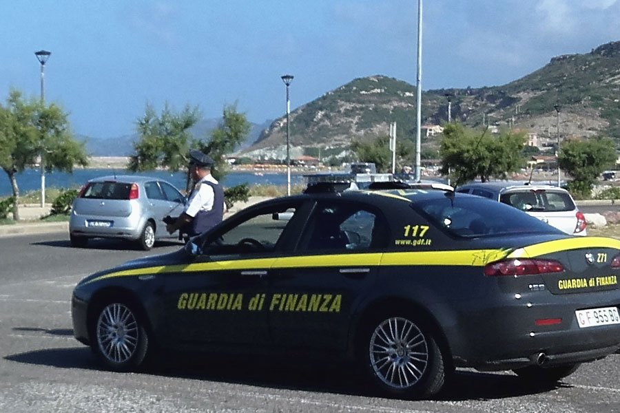 Bosa: capi contraffati sequestrati e donati dalla Guardia di Finanza alla Caritas