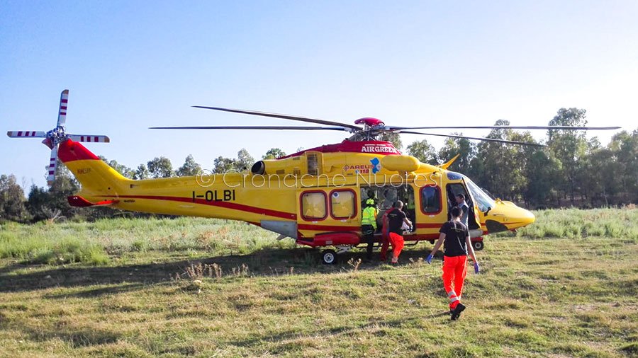 Accusa un malore in spiaggia a Cala Ginepro: turista al San Francesco in elisoccorso