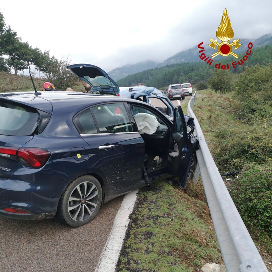 Una sbandata e il frontale: due feriti in ospedale