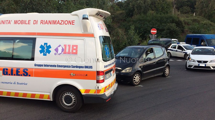 Tamponamento alla rotonda di Prato Sardo: una donna finisce al San Francesco