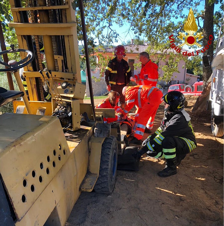 Incidente sul lavoro: 50enne schiacciato dal mezzo che stava riparando