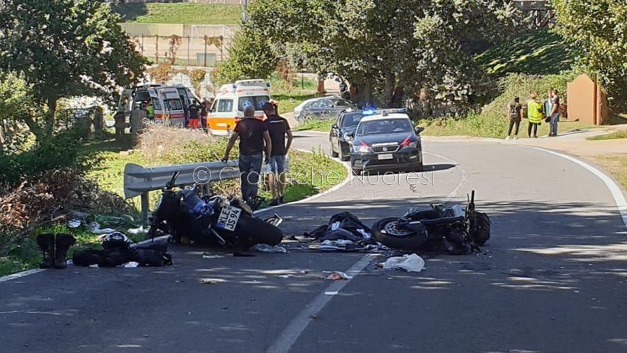 Invade la corsia in curva e va a schiantarsi contro un’altra moto