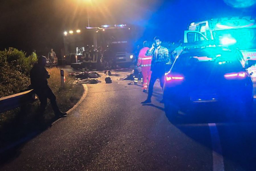 Fatale un sorpasso in curva: morti due centauri di 18 e 36 anni