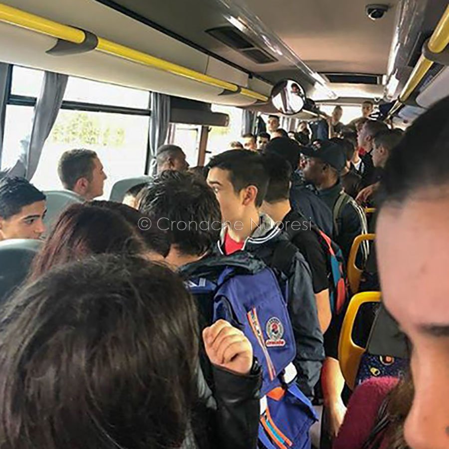 Assalto agli autobus e viaggi della speranza per la scuola: i ragazzi del centro Sardegna abbandonati dalle Istituzioni
