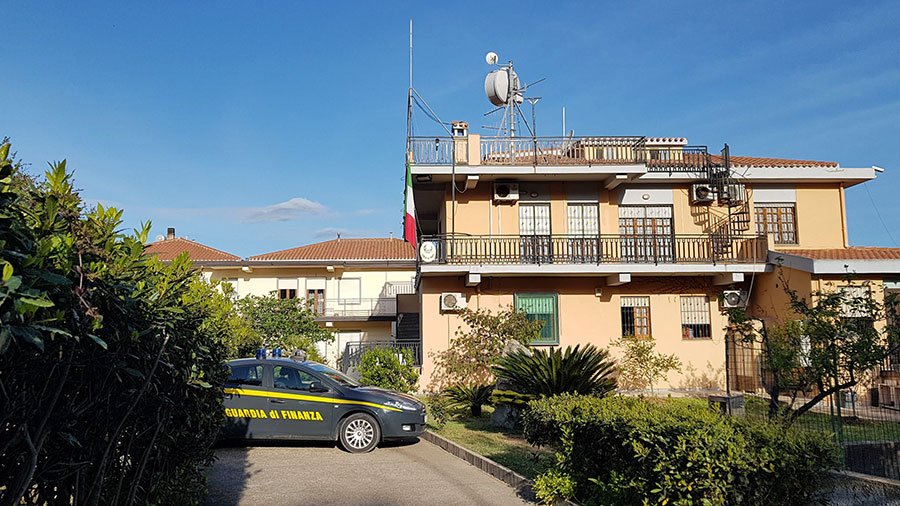 Vendevano lubrificante contraffatto: 5 persone indagate a Tortolì