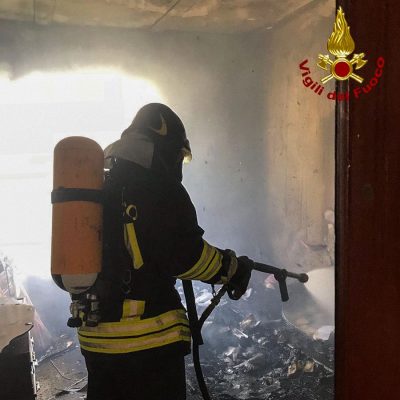 Un Vigile del fuoco sul luogo dell'incendio